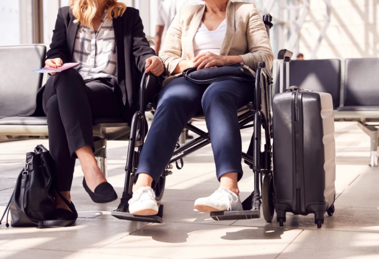 barierefrei reisen rollstuhl zug flugzeug begleitung