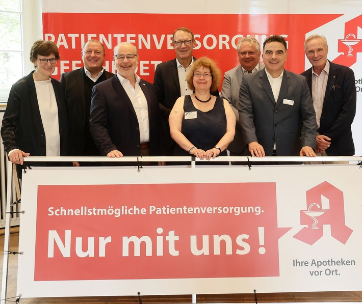 Breite Front gegen geplante Apothekenreform / Apotheker, PTA, Patienten, Kommunal- und Bundespolitik und Hausärzte warnen vor einer drastischen Verschlechterung der Patientenversorgung vor Ort